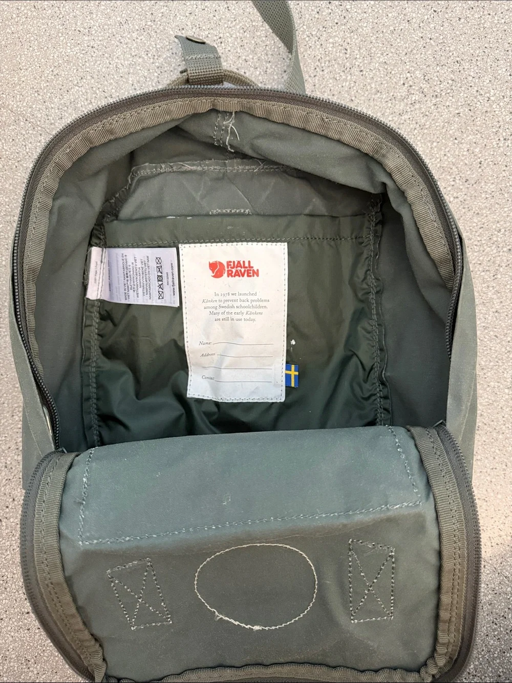 Fjallraven Kånken backpack (Mini) in deep green with red logo